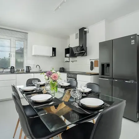 Spacious House With Balcony Ideal For Families By Renters Poznań