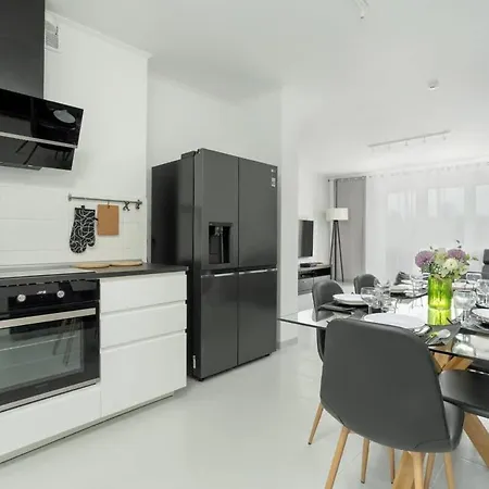 Spacious House With Balcony Ideal For Families By Renters בית נופש