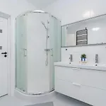 Spacious House With Balcony Ideal For Families By Renters *