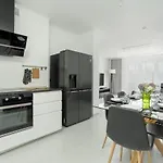 Spacious House With Balcony Ideal For Families By Renters Ferienhaus