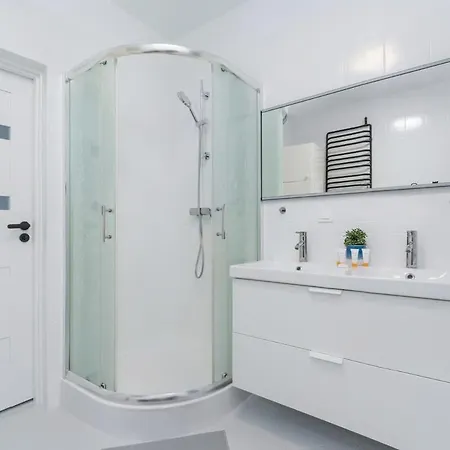 Spacious House With Balcony Ideal For Families By Renters *