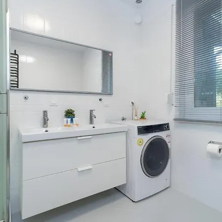 Spacious House With Balcony Ideal For Families By Renters Vakantiehuis Poznań