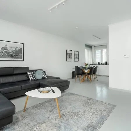 Spacious House With Balcony Ideal For Families By Renters