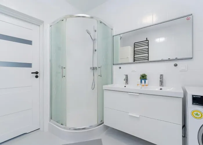 Spacious House With Balcony Ideal For Families By Renters *