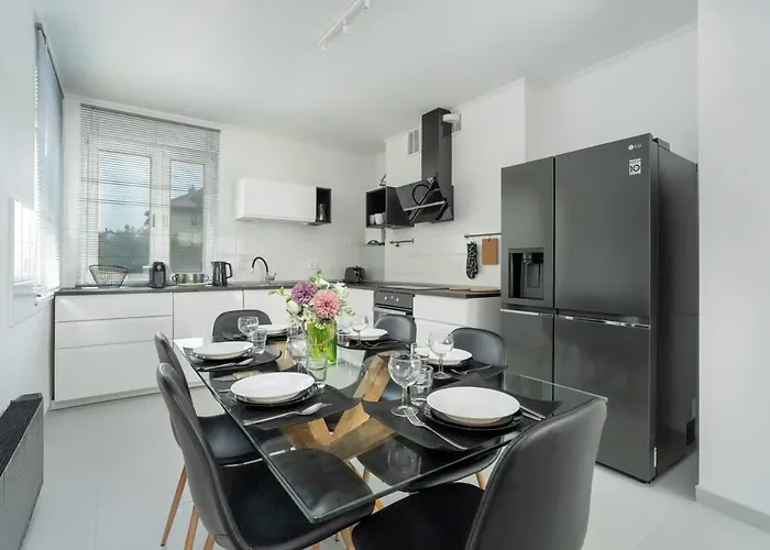 Spacious House With Balcony Ideal For Families By Renters Poznań