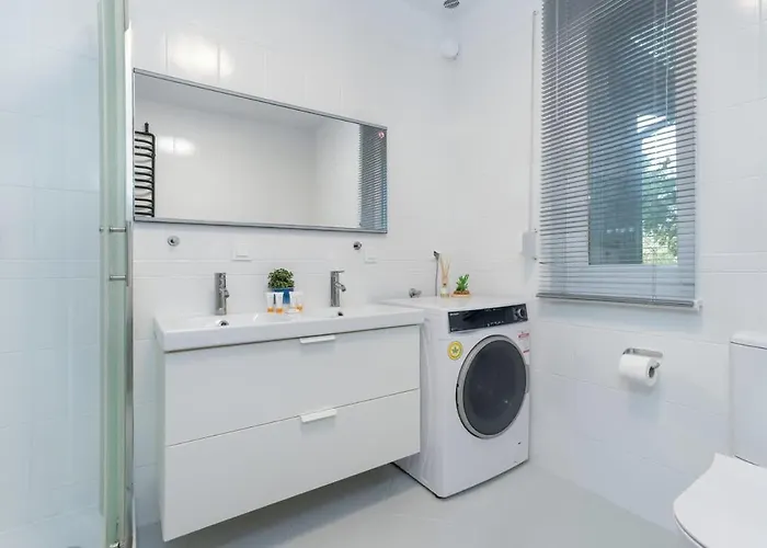 Spacious House With Balcony Ideal For Families By Renters Holiday home Poznan